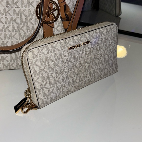 Michael Kors Handbags - Michael Kors Wallet